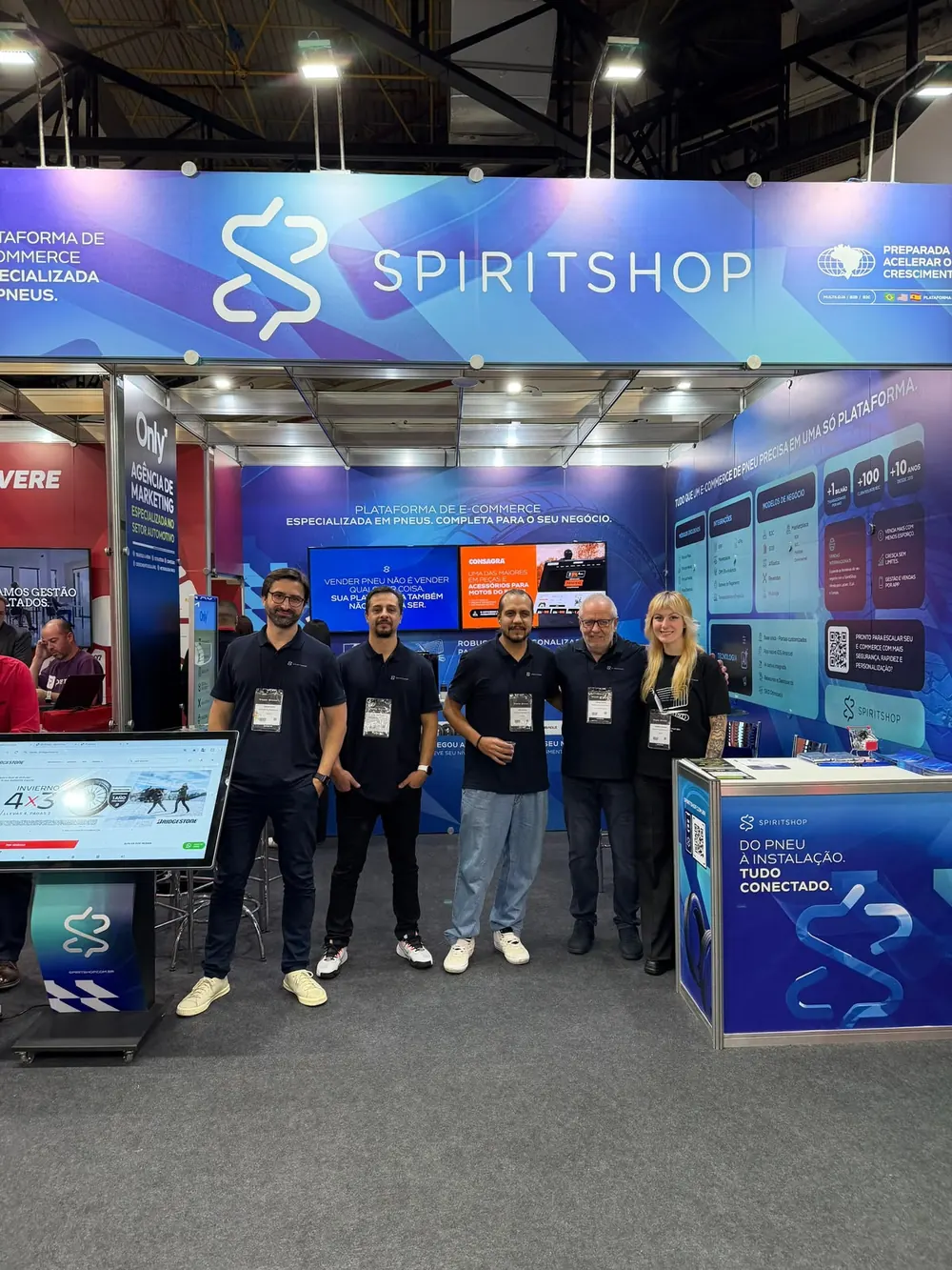 Equipe da SpiritShop no estande da PneuShow 2026