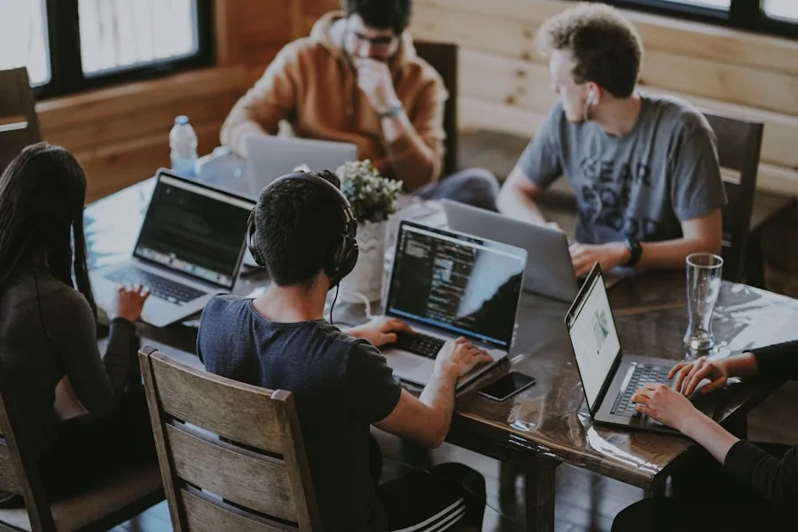 Equipo de agencia trabajando en conjunto